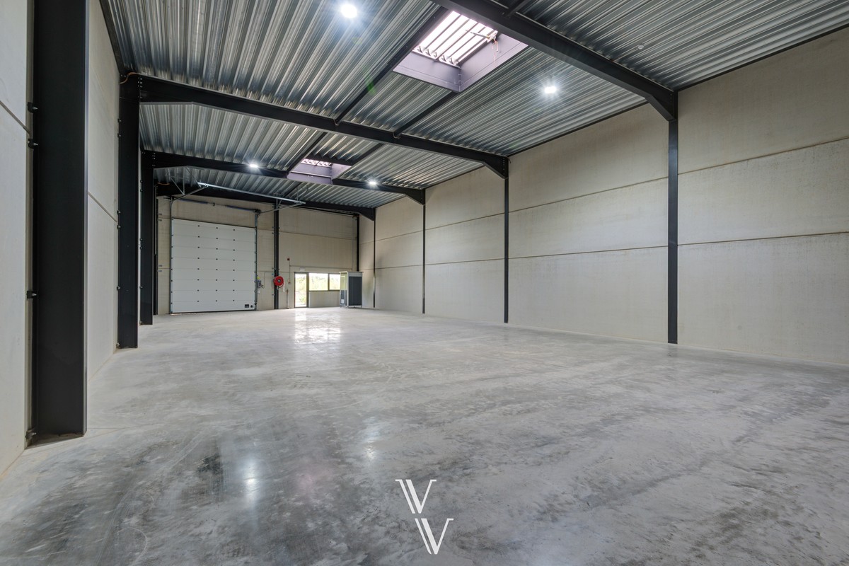 Commercial for rent in Emblem - photo 5