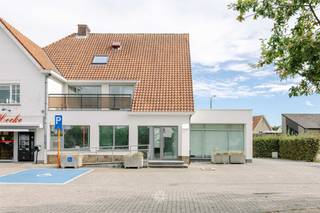 <p><span>DE PINTE| Handelspand te koop in het centrum van De Pinte</span></p><p><span> </span></p><p><span>Dit voormalig bankkantoor geniet van een uitstekende centrale ligging aan de Baron de Gieylaan. Een locatie die wonen, werken en ondernemen op een aangename manier combineert. </span></p><p><span>Een bijzonder interessante locatie voor wie op zoek is naar een </span><span>goed bereikbare kantoor-, praktijk- of handelslocatie</span><span>, op korte afstand van Gent en tegelijk gelegen in de aangename en residentiële omgeving van De Pinte. </span></p><p><span> </span></p><p><span>Troeven: </span></p><ul><li><span>Commerciële ligging</span><span> nabij andere handelszaken, horeca en dienstverlening</span></li><li><span>Goede </span><span>zichtbaarheid </span><span>met veel</span><span> passage </span><span>aan centrale straat</span></li><li><span>Uitstekende </span><span>bereikbaarheid - </span><span>vlotte verbinding met </span><span>de N60, E17</span><span>, </span><span>E40</span><span> en op wandelafstand van het </span><span>station De Pinte</span></li><li><span>Ruime oppervlakte</span><span> van maar liefst </span><span>383m²</span></li><li><span>Diverse invullingen mogelijk</span></li><li><span>Private bezoekersparkeerplaatsen</span><span> gelegen voor het gebouw</span></li></ul><p><span> </span></p><p><span>Richtprijs: </span><span>699.000 EUR</span></p><p><span>EPC: Niet-residentiële eenheid - Label C- UC: 20260629-0003902763-KNR-1</span></p><p><span> </span></p><p><span>Interesse of graag een bezoek ter plaatse? Contacteer Axel via 09 245 24 24 of <span>axel@axellenaerts.be</span></span><span> <br /><br /></span></p>