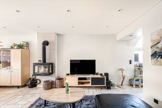 Deze leuke en charmante woning werd enkele jaren geleden volledig gerenoveerd met degelijke materialen. De indeling van de woning is als volgt: inkomhal, aangename leefruimte op tegelvloer met een ingebouwde houtkachel wat zorgt voor extra gezelligheid, lichtrijke leefkeuken voorzien van alle toestellen en composieten werkblad, aparte berging, trendy badkamer met lavabo, toilet en inloopdouche. Op de verdieping zijn er 2 ruime slaapkamers met ingemaakte kasten en 1kleinere slaapkamer welke meer een hobbykamer is, apart toilet is voorzien op de verdieping. Buiten: aangelegd terras met stukje tuin en tuinhuis, zij-ingang naast de woning met privatieve parkeerplaats op het eigendom. extra's: 12 zonnepanelen, elektriciteit vernieuwd, isolatie door crepi aan de achterbouw en hoofdbouw ad binnenkant geïsoleerd. IDEALE GEZINSWONING met directe toegang tot de Clingse bossen. 