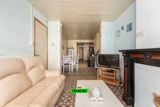 Bent u op zoek naar een woning te koop in Blankenberge met karakter en tal van mogelijkheden? Dit ruime appartement in de Sergeant de Bruynestraat biedt een uitzonderlijke kans voor wie op zoek is naar een uniek project nabij het centrum van Blankenberge. <br /><br />Met een oppervlakte van 127 m² biedt dit appartement een zee aan ruimte en potentieel. De woonst straalt een warme, licht-landelijke sfeer uit met subtiele retro invloeden. Bij het binnenkomen komt u terecht in de charmante leefruimte die naadloos overvloeit in de open keuken. De ruime badkamer zorgt samen met de drie slaapkamers voor het nodige wooncomfort. Daarnaast beschikt het appartement over een ruime, polyvalente ruimte die volledig naar eigen wens kan worden ingericht, aangevuld met een aanpalende badkamer. De ruime bergplaats met toegang tot de koer, aangevuld met een kelder, zorgen voor uitgebreide opslagmogelijkheden. Dankzij de tweede ingang biedt deze woning bovendien de mogelijkheid tot opdeling in twee woonunits.<br /><br />De ligging in de Sergeant de Bruynestraat, op wandelafstand van het centrum van Blankenberge, maakt dit een uitgelezen kans. Interesse in deze ruime woning te koop met unieke mogelijkheden? Vraag vandaag nog uw bezoek aan via Immo Francois Blankenberge. <br /><br />Woning verkopen in Blankenberge? Vraag je gratis schatting aan bij Immo Francois via iben@immofrancois.be.<br /><br />