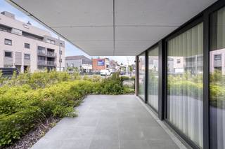 Dit nieuwbouw appartement met mogelijkheid tot kantoor of praktijk heeft een totale oppervlakte van ca. 117m². Het modern appartement is heel energiezuinig (label A, E-peil 17). Er is ook een tuin van ca. 70m² en een terras van ca. 10m².Bij het pand zijn er ook 2 parkeerplaatsen in het gebouw beschikbaar. In de straat is er ook voldoende parkeergelegenheid voor klanten en bezoekers. Indeling van het pand:- afzonderlijke ingang met toegang tot het appartement- kantoor/praktijkruimte met afzonderlijke toegang (via de Godshuislaan)- ingerichte badkamer- landschapsbureau met open keuken- berging- sanitair- technische ruimte- terras en tuin- beschikbaar: 2 privatieve staanplaatsen in het gebouw, voorzien om elektrisch te laden (apart aan te kopen)Verkoop onder btw-stelsel. Bent u op zoek naar een appartement op commerciële topligging met mogelijkheid tot praktijk of kantoor? Neem dan snel contact op met Mathias via 0472 18 39 90 of mathias.lauwyck@dewaele.com!