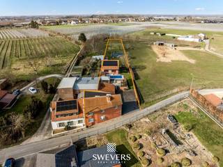 Voor meer info en foto’s, surf naar www.swevers.be –Deze karaktervolle woning in de Ridderstraat 51 te Nieuwerkerken biedt een ideale combinatie van...
