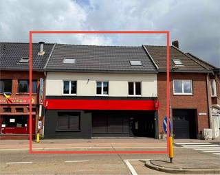 Dit veelzijdige pand combineert een ruime commerciële ruimte op het gelijkvloers met een royaal duplexappartement op de bovenverdiepingen — ideaal voor wie wonen en werken op één adres wil combineren. Het volledige gebouw werd 5 jaar geleden grondig gerenoveerd en is vandaag volledig instapklaar.<br /><br />1 badkamer<br />4 slaapkamers<br />190 m² woonopp.<br />204 m² grondopp.<br />EPC: 306 kWh/m2/jaar<br />bouwjaar 1967 renovatiejaar 2021<br /><br />Handelsgelijkvloers – 114 m²<br />Grote, lichtrijke open handelsruimte, flexibel in te delen<br />Sanitaire ruimte met apart dames- en herentoilet<br />Bergruimte Binnenkoer/tuintje aan de achterzijde<br /><br />Troeven<br />Volledig gerenoveerd (5 jaar geleden) en instapklaar<br />Ideaal voor gecombineerd wonen/werken<br />Gescheiden nutsvoorzieningen voor handels- en woongedeelte<br />Grondoppervlakte van 2 are<br />Rustige binnenkoer/tuintje aan de achterzijde<br />Centrale ligging in Hechtel-Eksel<br />Kelderruimte<br /><br />