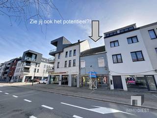 Handelspand met achterliggende een diepe tuin(=bouwzone) heeft volgende troeven: Handelspand/café:+ Terras vooraan en mogelijkheid achteraan;+ Twee...