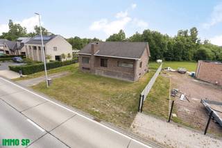 Te renoveren laagbouwwoning in centrum Heultje.Indeling gelijkvloers: We komen binnen via de inkomhal die meteen toegang biedt tot de ruime en...