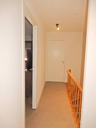 <p>Dit instapklaar duplexappartement met achteraan een ruim zuidwestelijk gelegen terras is terug te vinden in het centrum van Meulebeke.<br />In de nabije omgeving zijn tal van supermarkten, horeca, scholen, ... <br />Gratis parkeermogelijkheden zijn aanwezig in de buurt.<br /><br />Indeling:<br />GV: inkomhal.<br /><br />1e V: woonkamer met centrale verwarming gas - keuken met elektrisch koken, oven, dampkap, vaatwas, koelkast met diepvriesvak en spoelbakken - berging met ingemaakte kast.<br /><br />2e V: nachthal met mogelijkheid tot het plaatsen van een kast - 2 ruime slaapkamers met centrale verwarming gas - badkamer met lavabomeubel, ligbad met mogelijkheid tot douchen, aansluiting voor wasmachine en mogelijkheid tot het plaatsen van een droogkast - apart toilet.<br /><br />Algemeen:<br />- EPC 199 - label B<br />- 137 m² bewoonbare oppervlakte<br />- Videofoon aanwezig<br />- Volledig geschilderd<br />- Nieuw omheind terras<br />- Rolluiken aanwezig in woonkamer en slaapkamer achteraan<br />- Lamellen aanwezig in woonkamer<br />- Geen lift aanwezig<br />- Vrij vanaf 01/11/2026<br /><br />Huurprijs: € 690/maand.</p>