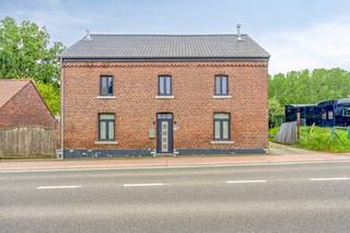 <p>Gerenoveerde woning met 3 slaapkamers op een fantastisch perceel van 94a 51ca. De woning is doorheen de jaren grondig gerenoveerd. Denk hierbij maar aan de verwarming (aardgas), de fantastische keuken, de badkamer, vloeren, ... . Het is het ideale pand voor een dierenliefhebber of iemand die houdt van een groene omgeving. Achter de charmante gevel treffen we deze gezinswoning met een bewoonbare oppervlakte van 244 m² (bron: EPC)</p><p><u>De indeling is als volgt:</u><br />Gelijkvloers: Inkomhal met steigerhouten kast, ruime leefruimte met houtkachel en een zeer ruime volledig geïnstalleerde keuken met eethoek. Verder is er nog een toilet, een aparte wasplaats, een badkamer met ligbad, douche en enkele lavabo. Verder zijn er nog 2 bergruimtes met zicht op de tuin. Hier is er ook al een schuifraam en een nieuwe achterdeur voor besteld en kunnen door de nieuwe eigenaar geplaatst worden. </p><p>Verdieping: 2 zeer ruime slaapkamers waarvan de masterbedroom voorzien is van een dressing. Vanuit deze dressing is er ook toegang tot de zolder waar gemakkelijk nog extra slaapkamers kunnen bijgemaakt worden. Er is nog een 3de kinderkamer of bureelruimte. Tweede ruime badkamer volledig vernieuwd en klaar om verder afgewerkt te worden. </p><p>In de zuid georiënteerde tuin is je privacy gegarandeerd. Het perceel lijkt eindeloos en beschikt over meerdere stallingen. Geniet elke dag van een mooi zicht en het groen.</p><p>Gunstig EPC-label D (338 kWh/(m²/jaar) - dak volledig vernieuwd (inclusief gebinte)<br />Asbestattest is voorhanden en de woning is niet-asbestveilig - slechts 2 materialen – zie attest onder “downloads”.<br />De elektriciteit is niet conform en heeft enkele opmerkingen - centrale verwarming op aardgas.</p><p>Op zoek naar een charmante woning boordevol potentieel op een fantastisch perceel? Neem dan vandaag nog contact op voor een bezoek.</p><p>Wij ontzorgen je ook voor de <strong>verkoop van je huidige woning!</strong> Voor meer uitleg helpen we je graag verder.</p>
