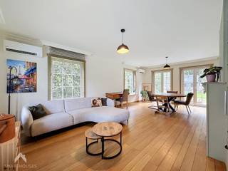 <p><span>Deze karaktervolle halfopen woning is rustig gelegen op een gegeerde locatie in een doodlopende straat, met een vlotte verbinding naar de E403. De woning combineert charme, ruimte en een hoogwaardige afwerking met duurzame materialen.</span></p>
<p><span>Via de inkomhal bereik je de ruime leefruimte en de grote, volledig geïnstalleerde keuken. Verder beschikt het gelijkvloers over een polyvalente ruimte, ideaal als kantoor of hobbyruimte, een praktische berging en een apart gastentoilet.</span></p>
<p><span>De ruime, oostgerichte tuin is een absolute troef en biedt een heerlijke plek om van de ochtendzon te genieten. Parkeren kan eenvoudig in de garage of op de extra parkeerplaats op eigen terrein.</span></p>
<p><span>Op de eerste verdieping bevinden zich drie slaapkamers en een verzorgde badkamer met douche, dubbele lavabo en toilet. De ruime zolder biedt bovendien heel wat mogelijkheden en kan ingericht worden als extra (slaap)kamers.</span></p>
<br />Extra troeven<br /><br />
<ul>
<li>EPC A</li>
<li>airco in elke kamer</li>
<li>warmtepomp lucht-lucht</li>
<li>22 zonnepanelen</li>
<li>regenwaterput 5000l</li>
<li>rolluiken</li>
<li>nabij belangrijke invalsweg, winkels, scholen</li>
<li>instapklaar</li>
</ul>
<br />
<p>Deze woning is te koop ZONDER makelaar via het concept van Smart Houses. Wenst u verdere inlichtingen of een bezoek? Contacteer rechtstreeks de eigenaar via +32477456698<span></span></p>