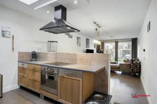 <p><span><span>Deze energiezuinige woning biedt op het gelijkvloers een bureau (ook geschikt als slaapkamer), dressing, badkamer en een woonkamer met open keuken.</span></span><br /><span><span>Op de eerste verdieping zijn er twee slaapkamers, waarvan één met mezzanine, en een tweede badkamer.</span></span><br /><span><span>De woning is bereikbaar via de achterliggende straat en beschikt over private parkeergelegenheid, met mogelijkheid tot het bouwen van een garage.</span></span></p>