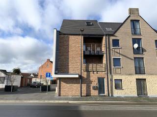 In het centrum van Bree gelegen appartement met één slaapkamer.<br />uitgerust met alumuminium ramen met hoogrendementsglas, en centrale verwarming op aardgas.<br />De keuken is volledig uitgerust, de badkamer is voorzien van een ligbad. <br />Het volledige apparement is voorzien van een makkelijk te onderhouden tegelvloer.<br />Er is voldoende parkeergelegenheid in de straat (parking bibliotheek), er zijn geen extra vaste kosten.<br /><br />Kosten opmaak plaatsbeschrijving bedragen €250 incl. btw.<br />Beschikbaar vanaf 01/09/2025.<br /><br />Indeling: <br />Eerste verdieping:<br />Woonkamer met open keuken uitgerust met onder- en bovenkasten, enkele wastafel, kookvuur met dampkap, koelkast en combioven (± 40 m²).<br />Berging met aanlsuitingen voor wasmachine en droogkast (±4m²).<br />Slaapkamer (± 12m²).<br />Badkamer voorzien van meubel met kasten, enkele wastafel en ligbad met douchekop (±6m²).<br />Terras (±4m²).