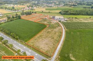 EERSTE BEZOEKDAG DINSDAG 25/8 VAN 16u00 TOT 19u00 (enkel op afspraak!)<br /><br />ASSE – Instapklare woning met stallen op ca. 1,8 ha en mogelijkheid tot aankoop van bijkomende grond<br /><br />In het landelijke Asse bevindt zich deze instapklare eigendom die wonen en ruimte op een unieke manier combineert. Deze zonevreemde woning is gelegen op een perceel van ongeveer 1,8 hectare en biedt bovendien de mogelijkheid om nog eens 2,1 hectare aangrenzende grond bij aan te kopen. Hierdoor is dit een uitgelezen kans voor paardenliefhebbers of dierenhouders die op zoek zijn naar een eigendom met tal van mogelijkheden.<br /><br />Op het gelijkvloers beschikt de woning over een inkomhal, een gezellige leefkeuken, een lichtrijke woonkamer en een apart gastentoilet. De eerste verdieping omvat drie volwaardige slaapkamers, een praktische berging en een badkamer. Op de tweede verdieping bevinden zich nog twee extra slaapkamers die perfect kunnen dienen als kinder-, hobby- of bureauruimte.<br /><br />Aansluitend aan de woning bevinden zich een garage en een polyvalente ruimte die flexibel kan worden ingericht volgens uw eigen noden. Het ruime bijgebouw is uitgerust met tien stallen, zadelkamer en een wasplaats, waardoor deze eigendom zich uitstekend leent voor het houden van paarden of een andere (para)-agrarische activiteit.<br /><br />Dankzij de combinatie van een instapklare woning, een uitgebreide infrastructuur en een royaal perceel vormt deze eigendom een zeldzame opportuniteit voor wie comfortabel wil wonen in een groene omgeving met alle ruimte.<br /><br />Wenst u meer informatie over deze eigendom of wilt u graag een bezoek inplannen? Aarzel dan niet om ons te contacteren via 053/60.65.66.