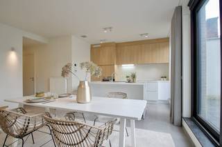 Het duplex-appartement bestaat uit:<br />3e verdiep: <br />- inkomhal met gastentoilet<br />- een lichtrijke eetruimte met open keuken<br />- een uitzonderlijk groot zonneterras<br />- 1e ruime slaapkamer<br />- 1e badkamer met ligbad en lavabomeubel<br />- berging<br /><br />4e verdiep: <br />- lichtrijke leefruimte<br />- 2e slaapkamer<br />- badkamer met inloopdouche en lavabomeubel<br />- 2e terras<br /><br />De vele lichtinval en de kleinschalige residentie zorgen voor een oase van rust.  <br /><br />Gemeenschappelijke kosten: €50,00/maand. <br />Dit appartement is onmiddellijk beschikbaar!<br /><br />Benieuw naar het appartement? Vraag uw bezoek aan via www.dewaele.com