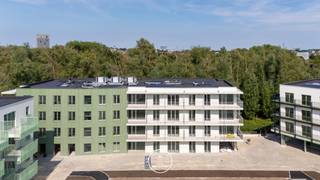 Our website only shows a small part of what's on offer in the “Bloei” project.<br /><br />Bloei Phase 2 will be completed in the second half of 2026. There are still 2- and 3-bedroom apartments available.<br /><br />Feel free to contact us for an overview of all available properties in Bloei and to visit the show apartment.<br /><br />Bloei stands for greenery, accessibility, and affordability in Ghent, with nature as a common thread running through it, located between a new sustainable park and an existing forest.<br />Bloei is being built between Ghent-Sint-Pieters, The Loop, and AZ Maria Middelares. The city of Ghent will be investing in this project area in the coming years to create a new and vibrant district.<br /><br /><br />The Project<br /><br />The Bloei residential project, spread over several buildings along the Vossenbos, consists of a mix of 1, 2, 3, and 4-bedroom apartments, all with a spacious terrace.<br /><br />Bloei's large windows draw light in, while you enjoy an open view of the park or forest, with privacy preserved. The Bloei apartments are practically laid out so that you can make optimal use of all the space and furnish it according to your own style and wishes. Thanks to stylish and high-quality finishes, the Bloei residential units have an attractive appearance. In phase 2, we offer you the Marjolein (4) building and the Steenanjer (5).<br /><br />Sustainability<br /><br />All Bloei residential units are nearly energy neutral (BEN) and fully comply with stricter energy consumption requirements. Among other things, solar panels and heat pumps are used. The Bloei park, which is currently under construction, is also dedicated to biodiversity.<br />Optimally designed apartments with spacious terraces, a safe living environment, and multiple meeting places ensure that both young and old feel at home in “Bloei.”<br /><br />Location<br /><br />With a mobiscore of 8.9/10, Bloei is perfectly located near the Gent-Sint-Pieters station and the main roads to and from Ghent. The center of Ghent—with all its shops, cultural sites, and cozy restaurants—is easily accessible by bike and public transport. You can also easily reach Bloei by bike thanks to the multiple bike routes.<br /><br />A beautiful new apartment or a smart investment? Bloei has it all!<br /><br />Fixed and non-revisable price.<br /><br />Book your appointment with Anthony now on 0488 14 62 77 for further information.