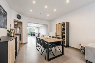 <p>Lichtrijk huis met tuin in Beveren-Kruibeke-Zwijndrecht.</p>

<p>Deze instapklare gesloten bebouwing uit 1970 combineert een praktische indeling met veel lichtinval en een aangename tuin van 110 m². De woning ligt in een rustige woonkern nabij scholen, openbaar vervoer en groenvoorzieningen, ideaal voor gezinnen of wie comfortabel wil wonen met alles binnen handbereik. Dankzij de lichtrijke leefruimtes en de polyvalente ruimte biedt deze woning tal van mogelijkheden voor thuiswerk, hobby of extra bergruimte. De gezellige tuin met terras, vijver en tuinhuis vormt een mooie meerwaarde voor wie graag buiten geniet.</p>

<p> </p>

<p>Belangrijkste ruimtes:<br />• Inkomhal (10,8 m²) met toegang tot de leefruimtes<br />• Lichtrijke living met aangename indeling<br />• Eetkamer (15 m²) aansluitend op de keuken<br />• Keuken (8 m²) uitgerust met koelkast, vaatwasser, dampkap en microgolfoven<br />• Polyvalente ruimte (10 m²) met ingemaakte kasten<br />• Apart toilet (2 m²) met handenwasser<br />• Badkamer (4,86 m²) met dubbel lavabomeubel, ligbad en toilet<br />• Slaapkamer (14 m²)<br />• Slaapkamer (13 m²)<br />• Slaapkamer (5 m²)<br />• Tuin (110 m²) met terras, vijver en tuinhuis<br />• Kelder (11,22 m²)<br />• Ruime zolder (31 m²) bereikbaar via vlizotrap</p>

<p> </p>

<p>Troeven:<br />• Instapklare woning met veel natuurlijke lichtinval<br />• Aangename tuin met terras en vijver.<br />• Centrale ligging nabij scholen, park en openbaar vervoer</p>

<p> </p>

<p>Neem vandaag nog contact op met je ERA-makelaar voor een bezoek.</p>

<p>JOUW DROOMHUIS. ZO GEVONDEN!</p>