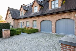 In het doodlopende en rustige Schouteerpark te Destelbergen bevindt zich deze prachtige landelijke villa met een bruikbare vloeroppervlakte van...