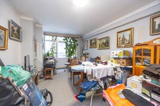 Ontdek dit te renoveren appartement met één slaapkamer, gelegen op de eerste verdieping van Residentie Madeleine, in het hart van het...