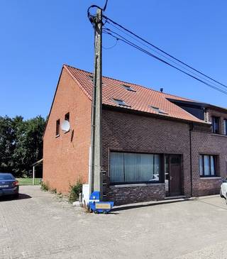 Ligging:Het appartement is rustig gelegen op de verbindingsweg van Geel naar Dessel/Retie.Beschrijving:Het appartement is recent opgefrist en bestaat...