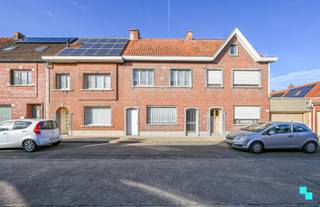 Ruime, te renoveren eengezinswoning met <strong>drie slaapkamers </strong>en bijgebouw gelegen op een west georiënteerd perceel van ca. 310 m² nabij het centrum van Izegem. De bewoonbare oppervlakte bedraagt 182 m². Vlotte bereikbaarheid dankzij de onmiddellijke nabijheid van het centrum van Izegem, de Rijksweg (N36) en het op- en afrittencomplex E403 (Roeselare-Rumbeke). Volgende indeling, gelijkvloers: Uitnodigende inkomhal, lichtrijke leefruimte, ruime keuken en berging. De woning geniet van een aparte ingang tot aan de veranda die toegang verleent tot de tuin. Ideaal voor bijvoorbeeld het stalleren van fietsen.De eerste verdieping bestaat uit de nachthal, badkamer (ligbad, toilet en wastafel) en drie slaapkamers. Via de vaste trap bereiken we de zeer ruime zolder. De zolder kan perfect omgebouwd worden tot hobbyruimte of extra slaapkamer(s). Aangename tuin met duivenkoterij. Dit kan perfect dienen als extra opslagplaats of bijgebouw (hobbyruimte). <strong>EPC C </strong>- 282 kWh(m²/jaar) | Dakisolatie (8 cm MW) | Vijf ramen dubbele beglazing (ALU) en drie ramen enkele beglazing (ALU) | Centrale verwarming op aardgas | Regenwater | Rolluiken | Dichtbij basisschool en secundaire school | Kelderruimte. Margot organiseert voor deze woning de bezoeken ter plaatse, mits het maken van een afspraak.