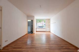 <p><strong>Op een autoluwe locatie in het centrum van Turnhout vindt u deze bijzondere stadswoning die wat liefde nodig heeft. Deze woning omvat 3 slaapkamers, doucheruimte, wc , tuin op zuidwesten en een gunstig EPC label B en conforme elektrische installatie.</strong></p>
<p>De inkomhal verwelkomt u meteen met karakter en geeft toegang tot de traphal en de gezellige leefruimte. In de woonkamer stroomt het daglicht rijkelijk binnen en is er voldoende plaats voor een aangename zithoek én een ruime eettafel waar u met familie of vrienden heerlijk kan tafelen. <br />De keuken is een absolute troef. Perfect ingemaakte maatkasten, kwalitatieve inbouwtoestellen en veel natuurlijke lichtinval maken van deze ruimte een fijne plek om te koken en te genieten. Extra praktisch is de wasplaats netjes weggewerkt achter een schuifwand en er is een kleine droge kelder voor extra opslag. Vanuit de keuken heeft u toegang tot het zuidwest georiënteerde terras, deels verhard en heerlijk beschut, waar u op mooie dagen rustig uit de wind kan genieten.<br /><br />Op de eerste verdieping springt de overloop meteen in het oog door originele vloeren, hogere plafonds en authentieke deuren. Deze verdieping biedt toegang tot twee slaapkamers, een grote en een kinderkamer. De zolderverdieping vormt een verrassend mooie extra ruimte. Ideaal als bureau, hobbykamer of als volwaardige derde slaapkamer.</p>
<p>Een stadswoning met karakter, licht en comfort, op een rustige locatie midden in de stad. Een unieke kans voor wie nog handen uit de mouwen steekt en charmant en zorgeloos wil wonen in het centrum van Turnhout.<br /><br />Bijzonderheden:</p>
<ul>
<li>
<ul>
<li>Stadstuin op zuid-westen</li>
<li>Centrum gelegen, doch super rustig</li>
<li>Elektra conform</li>
<li>Gunstig EPC</li>
<li>Op wandelafstand het kanaal Dessel - Schoten</li>
<li>Op een boogscheut van het prachtige Turnhouts Vennegebied én de Stadsboerderij</li>
</ul>
</li>
</ul>
<p><br /><br /><br /></p>