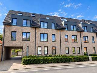 omvattende een inkomhal met ingemaakte kasten, klare living, modern ingerichte open keuken, geïnstalleerde badkamer, apart toilet, 2 slaapkamers, berging, terras en gemeenschappelijke fietsenberging<br /><br />HP = 650 €/maand<br />HL = 50 €/maand