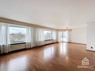 PLUSPUNTEN:+ bewoonbare oppervlakte: 100 m²+ 3 slaapkamers+ 2 balkons+ garage+ top locatie+ lift aanwezig+ gemeenschappelijke kost: 50 euro+...