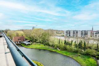 Op zoek naar een ruim en luxueus penthouse dat volledig instapklaar is? Dit exclusieve penthouse in Izegem combineert hoogwaardige afwerking, uitzonderlijk wooncomfort en optimale privacy. Dankzij de private lifttoegang, vier volwaardige slaapkamers en een ruim zonnig terras met prachtig uitzicht is dit een unieke woonkans.<br /><br />TROEVEN: <br />Rechtstreekse lifttoegang tot het appartement<br />Hoogwaardige en kwalitatieve afwerking<br />Vier volwaardige slaapkamers<br />Ruime en lichtrijke leefruimte<br />Open, volledig uitgeruste keuken met praktische berging<br />Zonnig terras met aangenaam uitzicht<br />Mogelijkheid tot aankoop van een garage<br /><br />Bij het binnenkomen wordt u verwelkomd in een stijlvolle inkomhal met een apart gastentoilet. Verder bevindt zich de ruime badkamer, uitgerust met een ligbad, douche en wastafel. De lichtrijke leefruimte vormt het hart van het appartement en geniet dankzij de grote raampartijen van een overvloed aan natuurlijk licht. Hier is voldoende plaats voor een gezellige zithoek en een ruime eetkamer. De open keuken sluit naadloos aan op de leefruimte en is voorzien van kwalitatieve toestellen. Aansluitend bevindt zich een praktische berging.<br /><br />Het penthouse beschikt over maar liefst vier volwaardige slaapkamers, waardoor het perfect geschikt is voor gezinnen, thuiswerkers of wie op zoek is naar extra ruimte voor een dressing, hobbykamer of bureau.<br /><br />Als absolute blikvanger beschikt het appartement over een ruim, zonnig terras waar u in alle rust kunt genieten van het prachtige uitzicht en het buitenleven. Daarnaast bestaat de mogelijkheid om een garage aan te kopen, wat het wooncomfort nog verder verhoogt.<br /><br />Bent u op zoek naar een exclusief, ruim en instapklaar penthouse op een uitstekende locatie in Izegem? Neem vandaag nog contact met ons op voor meer informatie of een bezoek ter plaatse.