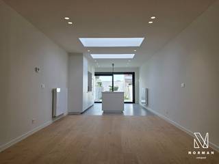 Welkom in deze recent volledig gerenoveerde woning met gunstig EPC-label B, op een vlot bereikbare locatie in Kortrijk. <br /><br />De woning biedt veel ruimte en comfort, en is ideaal voor wie op zoek is naar een combinatie van wonen en eventueel thuiswerken.<br /><br />Bij het betreden van de woning kom je in de ruime inkomhal met berging en gastentoilet. Aansluitend bevindt zich de aangename leefruimte, met een moderne open keuken en een raampartij die uitkijkt op de aangename stadstuin met 2 terrassen. Op de eerste verdieping is er een grote slaapkamer en een luxebadkamer. De tweede verdieping telt nog twee ruime slaapkamers, ideaal dus voor een gezin of wie graag extra bureauruimte heeft.<br /><br />De huurprijs bedraagt 1100 euro/maand.