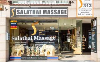 Goed gelegen gelijkvloers winkelpand of kantoor met een commerciële ruimte van in totaal +/_ 203m², voorts is er een ruime berging, een kitchenette en wasplaats en een aparte toilet. <br />Gelegen vlakbij "Leonidas", "Sony Hifinesse", "Bjorn Borg", "Casa", "Hema", "Kruidvat", "L&amp;L", "Hunkemöller", "Twice as Nice", "Esprit" e.a. Het pand is gelegen tegenover de bibliotheek van Brasschaat en nabij de kerk. Veel openbare parkeerplaatsen in de directe omgeving.<br />Geen horeca of viswinkel toegelaten. <br />Beschikbaarheid : onmiddellijk. De maandelijkse huurprijs bedraagt 3.550 euro. <br />Onroerende voorheffing ten laste van de huurder. <br />Benieuwd naar dit bedrijfsvastgoed te huur regio Brasschaat? <br />Contacteer info@immodelestre.be of 054 33 62 52. <br />www.immodelestre.be<br /><br />