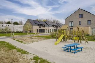 INDELING: <br /><br />GELIJKVLOERS: <br />- inkomhal met gastentoilet <br />- ruime leefruimte met toegang tot de tuin<br />- open keuken met alle hedendaagse toestellen <br />- tuin (terras en omheining worden nog voorzien)<br />- garage met toegang naar de tuin en aansluiting voor uw wasmachine<br /><br />1e VERDIEPING: <br />- 3 ruime slaapkamers<br />- badkamer met dubbele lavabo, inloopdouche en bad<br />- berging<br />- toilet<br /><br />2e VERDIEPING:<br />- zolder<br /><br />Troeven: <br />- aangename en rustige nieuwbouwwijk<br />- energetische topper! <br />- terras, tuin en garage<br />- gordijnen worden nog voorzien<br /><br />Onmiddellijk beschikbaar!<br /><br />Benieuwd naar deze woning? Vraag dan snel uw bezoek aan via www.dewaele.com