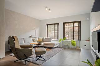 <p><span>Deze instapklare en uitstekend onderhouden gezinswoning in Kaster combineert ruimte, comfort en energiezuinig wonen op een rustige ligging in het centrum. Met een bewoonbare oppervlakte van 194 m² biedt deze woning alles wat een modern gezin nodig heeft.</span></p><p><span> </span></p><p><span>Bij het binnenkomen wordt u verwelkomd in een lichtrijke leefruimte waar grote raampartijen zorgen voor een aangename sfeer en een mooi contact met buiten. De woonkamer vloeit naadloos over in de eetplaats met maatwerk zitbank en de stijlvolle, volledig uitgeruste keuken met kookeiland. Doorheen de woning werd veel aandacht besteed aan een hoogwaardige afwerking met talrijke ingebouwde kasten. Zelfs de deur naar de wasplaats werd discreet geïntegreerd in het keukenmeubilair, wat zorgt voor een strak en harmonieus geheel.</span></p><p><span> </span></p><p><span>De woning beschikt over vier volwaardige slaapkamers en een ruime badkamer met ligbad en inloopdouche. Een absolute meerwaarde is de indrukwekkende zolderverdieping die vandaag werd ingericht als multifunctionele leefruimte. Dankzij de open structuur, de zichtbare houten afwerking en de royale oppervlakte geniet deze verdieping van een uniek loftgevoel. Ideaal als master bedroom, thuisbureau, speelkamer of hobbyruimte. Bovendien beschikt de woning nog over bijkomende zolderruimte, waardoor ook aan praktische bergruimte geen gebrek is.</span></p><p><span> </span></p><p><span>Ook op energetisch vlak scoort deze woning uitstekend dankzij de aanwezige zonnepanelen en het gunstige EPC-label B. Achteraan geniet u van een gezellige, onderhoudsvriendelijke buitenruimte waar u tot laat kunt genieten van de avondzon. De garage en private parkeerplaats achteraan vervolledigen het geheel.</span></p><p><span> </span></p>
