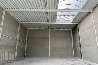 Ontdek deze instapklare <strong>KMO-unit van 240 m²</strong> in het nieuwe bedrijvenpark te Halen. <br /><br />De locatie geniet van een uitstekende bereikbaarheid, met de <strong>E314 </strong>(afrit 25 Halen) op slechts ca. 2,3 km en de<strong> N2</strong> (Hasselt-Diest) vlakbij. Via de <strong>E314</strong> is bovendien een vlotte verbinding met het verkeersknooppunt "Klaverblad" te Lummen en de <strong>E313</strong> richting Antwerpen en Luik.<br /><br />De unit beschikt over een oppervlakte van <strong>240 m²</strong> en biedt een <strong>vrije hoogte van 6 m</strong>. De ruimte is uitgerust met een ruime<strong> sectionale poort </strong>van 4 m x 4,5 m, wat zorgt voor een vlotte toegang voor leveringen en logistieke activiteiten. Bovendien beschikt de unit over <strong>2 privatieve parkeerplaatsen.</strong><br /><br />Het betreft een nieuwbouwunit bij eerste gebruik, voorzien van eigen tellers en wachtbuizen. De combinatie van een verzorgd nieuw bedrijvenpark en een strategische ligging maakt deze unit bijzonder geschikt voor diverse professionele activiteiten.<strong> Onmiddellijk beschikbaar!</strong><br /><br />Contacteer <strong>PANORAMA B2B</strong> voor meer informatie of een vrijblijvend bezoek;<strong> 0474 17 17 15.</strong>