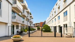 Dit prachtige en energiezuinig appartement te koop is gelegen op de derde verdieping (20A bus 302) en omvat een ruime living met veel licht inval, een open ingerichte keuken en vestiaire. Het appartement beschikt over één slaapkamer en een modern ingerichte badkamer met douche. Daarnaast is er nog een berging/wasplaats en een apart toilet aanwezig. Het gebouw heeft ook een lift en een fietsenberging.<br /><br />De ruime living is de perfecte plek om te ontspannen en te genieten van het licht dat binnenvalt door de grote ramen. De open keuken is modern ingericht en voorzien van alle nodige toestellen, waardoor het ideaal is om te koken en te dineren. De slaapkamer is comfortabel en biedt voldoende ruimte voor een tweepersoonsbed en kledingkast.<br /><br />De moderne badkamer beschikt over een douche, een wastafel en voldoende opbergruimte. Er is ook een apart toilet aanwezig, wat altijd handig is. De berging biedt extra opslagruimte voor bijvoorbeeld schoonmaakspullen of voorraad en het plaatsen van een wasmachine.<br /><br />Dit appartement is gemakkelijk bereikbaar via de lift, wat handig is voor mensen die minder mobiel zijn of voor wie geen trappen wil nemen. Er is ook een fietsenberging aanwezig, wat handig is voor wie graag met de fiets naar het werk gaat of gewoon graag fietst in zijn vrije tijd.<br /><br />Geïnteresseerd? Neem dan gerust contact met ons op voor meer informatie of om een afspraak te maken voor een bezichtiging. We helpen u graag verder bij het vinden van uw ideale woning.