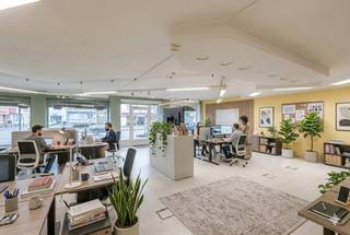 Op deze goede locatie vind je dit veelzijdige pand, momenteel ingericht als bloemenwinkel. Door zijn centrale ligging heb je het genot van een constante passage en een vlotte verbinding met het centrum van Zedelgem, Brugge en omliggende gemeenten.<br /><br /><br />Topligging langs de Brugsestraat, een drukke verbindingsweg met uitstekende zichtbaarheid<br />Commerciële toplocatie in het centrum van Zedelgem – ideaal voor winkel, horeca, fitness, kantoor of vrij beroep<br />Vlotte bereikbaarheid richting Brugge, Torhout en E40<br />Ruime parkeermogelijkheid in de buurt en op het terrein<br />Ruim perceel (972 m²) met tuin <br />Breed straatfront met etalage en commerciële inkom<br />Combinatie wonen + handel: ideaal voor ondernemers of zelfstandigen<br />Afzonderlijk woongedeelte met eigen ingang<br />Ruime leefruimte en meerdere slaapkamers (badkamer met bad én inloopdouche)<br />Tuin + zwembad met privacy – zeldzaam bij handelspanden<br />Ideaal voor handel + wonen of omzetting naar meerdere units<br />Hoge commerciële zichtbaarheid → uitstekend voor naambekendheid<br />Goede investeringsopportuniteit in een groeiende regio rond Brugge<br />Vrij vanaf 2026 → mogelijkheid tot rendement via lopende verhuur tot dan<br /><br />De getoonde beelden zijn gemaakt met behulp van AI<br /><br />Voor meer info contacteer Simon +32 498 12 37 08 | simon@vicusvastgoed.be