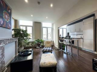 <p><span>Gezellig appartement met zicht op het Hendrik Conscienceplein</span></p>
<p><span> </span></p>
<p><span>Dit knusse appartement bevindt zich op de 2de verdieping en is bereikbaar via de trap (geen lift). De lichte leefruimte met prachtig zicht op het Hendrik Conscienceplein staat in rechtstreekse verbinding met de open keuken dewelke voorzien is van een koelkast, diepvries, oven en elektrische kookplaat met dampkap. De ruime slaapkamer bevindt zich achteraan en is bijgevolg zeer rustig gelegen. Aanpalend de badkamer met douche, enkel lavabomeubel en aansluiting voor de wasmachine. Verder beschikt het appartement over een apart toilet.</span></p>
<p><span> </span></p>
<p><span>Gemeenschappelijke kosten: 95 EUR / maand (provisie privatief water + elektriciteit gemeenschappelijke delen).</span></p>
<p><span>Dit appartement is gelegen op het prachtige Hendrik Conscienceplein, in het midden van het historische hart van de stad. Het is hier gezellig vertoeven met verschillende restaurants, cafés en buurtwinkels op wandelafstand. </span></p>
<p><span> </span></p>
<p><span>Beschikbaar vanaf 1/10/2026 - jaarcontract mogelijk - huurwaarborg 3 maanden</span></p>