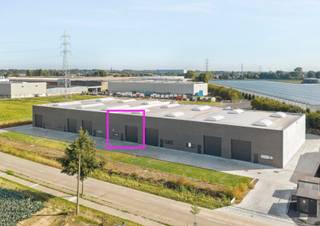 Deze loods is gelegen op een uiterst commerciële ligging vlakbij het rondpunt van Sleihage. De loods is splinternieuw.<br />De poorthoogte is 4,5 m en binnen in de unit is de hoogte 7 m.<br /><br />PLUSPUNTEN:<br />- NIEUWBOUWLOODS<br />- 5 PARKEERPLAATSEN AAN DE STRAATZIJDE<br />- REGENWATERPUT PER UNIT<br /><br />De prijs is exclusief btw en onroerende voorheffing.