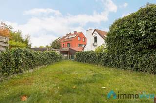 HALFOPEN GEZINSWONING MET GARAGE EN TUIN OP TOPLOCATIEDEZE HALFOPEN BEL-ÉTAGE GEZINSWONING MET DRIE SLAAPKAMERS EN ROYALE GARAGE IS PERFECT GELEGEN...