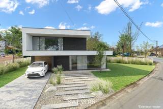 Voor uitgebreide info, surf naar www.SWEVERS.be! – Zoekt jouw vrijstaande nieuwbouw nog een ideale, zonrijke bouwgrond? Dan leg jij binnenkort de eerste steen van jouw droomwoning in het centrum van het gegeerde Koersel. Deze knappe bouwgrond heeft een zeer aangename oppervlakte van 5a 38ca. Met een opvallende perceelbreedte van maar liefst 29,23 meter kan je er dus voor kiezen om hier een strakke, vrijstaande en brede woning te realiseren. Zo blijft er met de perceeldiepte van ongeveer 40 meter ook achteraan zeker en vast nog heel wat zalige tuin over. En voor die tuin kan je rekenen op een fantastische zuidoostelijke oriëntatie. Dit prachtige perceel biedt plaats voor een ruime, vrijstaande gezinswoning met een maximale bouwdiepte van 15 meter op de gelijkvloerse verdieping en een maximale bouwdiepte van 10 meter op de eerste verdieping. Je mag hier dus twee zeer ruime bouwlagen realiseren met een maximale nokhoogte van maar liefst 11 meter. Voor de dakvorm ben je, binnen het maximale bouwvolume, vrij om te kiezen. Ga jij dus voor een klassieke, landelijke en elegante look van een zadeldak of word jij helemaal warm van een strakke, trendy nieuwbouw met plat dak? Jij beslist! Hoe die woning er straks dus moet uitzien om te voldoen aan al jouw smaken en wensen, dat weten we nog niet maar wat hier alvast een absolute zekerheid is, is de toplocatie! Interesse? Tel. 011 255 155. Bron bewoonbare oppervlakte: EPC – verslag.