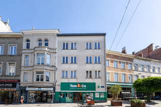 !!! OPENDEURDAG OP WOENSDAG 23/09 VAN 17U TOT 18U30 !!! Dit lichte, gerenoveerde appartement van ± 90 m² ligt op een bevoorrechte locatie in het hart van Elsene, direct aan het zeer gewilde Fernand Cocq-plein, op de 3e verdieping aan de linkerkant van een klein, onlangs opgesplitst familiegebouw.<br />Enkele van de vele troeven: lage lasten (± 16 €/maand), een elektrische installatie die aan de voorschriften voldoet en een EPC-classificatie E+. Momenteel verhuurd voor 1185 €/maand (huurovereenkomst van 1-06-2011).<br />Een comfortabel, licht en instapklaar appartement op een bijzonder gewilde locatie, vlakbij winkels, restaurants, openbaar vervoer en alle voorzieningen van Elsene.<br />Een zeldzaam object op de markt, ideaal zowel voor eigen bewoning als voor een kwaliteitsvolle investering. Ontdek het nu meteen!<br /><br /><em><strong><span>LOT 3A (Aandelen 86/1000)</span></strong></em><br /><br /><span>3e verdieping rechts</span>:<br />
<ul>
<li>Entreehal met toilet</li>
<li>Keuken</li>
<li>Woonkamer</li>
</ul>
<span>Zolderverdieping:</span><br />
<ul>
<li>Slaapgedeelte</li>
<li>Doucheruimte</li>
<li>Slaapkamer 1</li>
<li>Slaapkamer 2</li>
</ul>