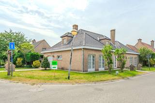 In een residentiële omgeving van Middelkerke, langs de Franciscus Dierendockstraat 10, bevindt zich deze ruime villa met een bewoonbare oppervlakte van 272 m² op een perceel van 544 m². De woning combineert royale volumes, een doordachte indeling en een aangename tuin rondom de woning.<br /><br />Bij het binnenkomen wordt u verwelkomd in een prachtige inkomhal die meteen het gevoel van ruimte benadrukt. Van hieruit bereikt u de lichtrijke leefruimte, waar grote raampartijen zorgen voor een aangename verbinding met de tuin. De verschillende leefzones bieden voldoende plaats voor een comfortabele zithoek en eetruimte.<br /><br />Aansluitend bevindt zich een aparte keuken met toegang tot de garage en de buitenruimte. Op het gelijkvloers beschikt de woning bovendien over een ruime slaapkamer met een ensuite badkamer voorzien van zowel een ligbad als een douche. Daarnaast is er een afzonderlijk gastentoilet en een extra kamer die vandaag ingericht is als dressing, maar zich perfect leent voor diverse invullingen.<br /><br />Via de elegante trap bereikt u de eerste verdieping. Hier bevinden zich nog vier volwaardige slaapkamers en een tweede badkamer, waardoor deze villa in totaal vijf slaapkamers telt en bijzonder geschikt is voor grotere gezinnen of wie op zoek is naar extra ruimte voor bureau, hobby of logeerkamers.<br /><br />Rondom de woning ligt een verzorgde tuin die geniet van een aangename oriëntatie en verschillende plekken biedt om in alle rust van het buitenleven te genieten. Een tuinhuis zorgt voor extra opbergruimte. De inpandige garage wordt aangevuld met een private parkeerplaats voor de woning.<br /><br />Met een EPC C beschikt deze villa over een solide energetische basis. Dankzij de ruime oppervlakte, de aanwezigheid van een slaapkamer op het gelijkvloers en de kwalitatieve structuur biedt deze eigendom een uitstekende basis voor wie op zoek is naar een ruime en stijlvolle woning op een rustige ligging in Middelkerke.<br /><br />Voor meer informatie of een bezoek kunt u contact opnemen met Inti op inti@immofrancois.be of 0499 74 89 74.<br /><br />