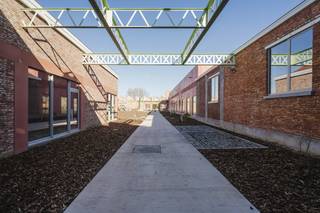 Belle unité patrimoniale rénovée d'environ 350 m² avec une fonction show-room (showroom) /bureau sur 2 niveaux, comprenant 2 places de...