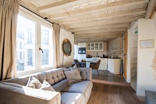 Locatie:<br />In het hartje van de historische stad, op een steenworp van de Groenplaats, Grote Markt etc... met een overvloed van leuke terrasjes en restaurants alsook vlakbij het openbaar vervoer.<br />Hier vinden we dit über charmant huisje dat uit 4 verdiepingen bestaat. <br />Volledig gemeubileerd en 100% instapklaar. Beschikbaar vanaf 1 augustus.<br /><br />Indeling: <br />Glv: inkomhal, trap. 1e etage: mooie en lichtrijke ruimte met veel authentieke elementen, kan gebruikt worden als zitruimte, bureau, ontspanningsruimte etc...<br />Op de 2e verdieping vinden we de gezellige leefruimte waar zelfs de eeuwenoude muren en balken zichtbaar zijn: uniek! Hier vinden we een zitgedeelte met TV alsook een mooie volledig ingericht keuken die voorzien is van alle comfort. <br />Onder het dak op de bovenste verdieping vinden we de cosy slaapkamer, en een badkamer die voorzien is van een inloopdouche, toilet en sierlijk lavabomeubel. <br /><br />Bijzonderheden:<br />Centrale verwarming op gas, ramen met dubbele beglazing. <br />Mogelijkheid voor een ALL IN huurprijs (energieverbruik, water en internet inclusief)<br />Minimum huur 1 jaar<br /><br />Belangrijkste troeven:<br />- Topligging<br />- Het huisje is ongelofelijk romantisch door zijn historische karakter.<br />- Ideaal voor expats of voor iemand die tijdelijk verblijf zoekt.<br />- Extra troef: kan met vennootschap gehuurd worden!