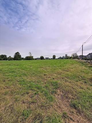 Superbe terrain d'environ 65 ares 90 en plein cœur du charmant village de Crehen (Hannut) bénéficiant d'une situation stratégique à proximité...