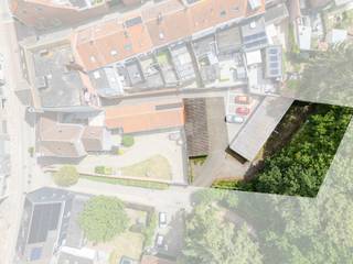 <p>Bent u op zoek naar een interessante vastgoedinvestering? </p><p>Dan is dit garagecomplex in Maldegem een unieke opportuniteit.</p><p></p><p>Op een perceel van 529m² bevinden zich momenteel 12 garages, opgesplitst in twee blokken van 5 en 7 garages. </p><p>Dankzij de gunstige ligging met vlotte bereikbaarheid in de Noordstraat (in tweede lijn) en de blijvende vraag naar garage- en parkeerplaatsen in het centrum, vormen deze garages een goede investering, zowel voor eigen gebruik als voor verhuur. </p><p></p><p>Daarnaast is er reeds een vergunning afgeleverd voor de bouw van 5 nieuwe garages en 7 carports. Dit biedt de mogelijkheid om het bestaande complex te vernieuwen waardoor het investeringspotentieel aanzienlijk vergroot. </p><p></p><p>Wenst u meer informatie over deze eigendom of de vergunde plannen?</p><p>Contacteer Steffi telefonisch op 0498/50.50.94 of per mail steffi@vastgoeddevos.be </p>