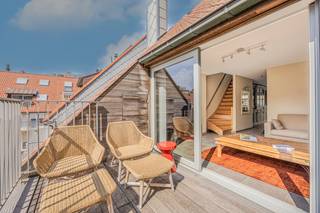 Zonnige duplex met twee terrassen en zijdelings zeezicht in Heist-aan-Zee<br />Deze verzorgde duplex, gelegen in een rustige straat vlak bij de zeedijk van Heist-aan-Zee.<br />Indeling:<br />Bovenverdieping met twee slaapkamers (waarvan één kinderkamer) en een badkamer<br />Aangename leefruimte met directe toegang tot een ruim, zuidgericht terras waar u heerlijk van de zon kunt genieten<br />Keuken aan de voorzijde met aansluitend een tweede terras met zijdelings zicht op zee<br />De grote raampartijen aan voor- en achterzijde zorgen voor een overvloed aan daglicht en creëren een open, luchtig gevoel in het hele appartement.<br />Pluspunten:<br />Kleinschalige residentie met slechts drie wooneenheden, wat zorgt voor extra rust en privacy<br />Inclusief kelderberging<br />Mogelijkheid tot aankoop van een ruime staanplaats op het gelijkvloers.<br /><br />Op wandelafstand van strand, winkels en gezellige eet- en drinkgelegenheden<br />Een ideale uitvalsbasis voor wie wil genieten van het kustleven in alle comfort.<br />Plan nu uw bezoek in!