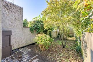 <p>Op een uitstekende ligging in de Dekenstraat, in het centrum van Leuven, bevindt zich deze klassieke stadswoning met drie slaapkamers, kelder en een aangename zuidwestgerichte tuin, op een perceel van 158 m².<br />Hier woont u midden in de stad, met alle voorzieningen binnen handbereik. Supermarkt, winkels, campussen, Groep T, horeca en het cultuurcentrum STUK bevinden zich op wandelafstand. Ook het openbaar vervoer is vlot bereikbaar, met een bushalte op minder dan 250 meter en het station van Leuven op slechts 1 km.<br />Via de inkomhal bereikt u een eerste kamer aan de straatzijde, momenteel ingericht als slaapkamer. Verderop bevinden zich een praktische (fietsen)berging en de trap naar de verdiepingen. De leefruimte bestaat uit twee opeenvolgende ruimtes, van elkaar gescheiden door een dubbele vouwdeur. Hierdoor kunt u beide ruimtes afzonderlijk gebruiken of net creëren tot één ruime leefruimte.<br />Achteraan bevinden zich een badkamer, een apart toilet en een veranda met aansluitend terras. Van hieruit heeft u toegang tot de gezellige stadstuin. Dankzij de zuidwestelijke oriëntatie is het hier heerlijk genieten van de namiddag- en avondzon – een mooie troef in het centrum van Leuven.<br />Op de eerste verdieping bevinden zich de keuken, een douchekamer en een ruime slaapkamer aan de voorzijde. De zolderverdieping werd ingericht als derde en grootste slaapkamer van circa 28 m² en biedt heel wat ruimte en mogelijkheden.<br />De kelder van 14 m² zorgt voor bijkomende praktische bergruimte.<br /><br />Een interessante stadswoning voor wie centraal wil wonen en tegelijk wil genieten van een eigen tuin en drie volwaardige slaapkamers.<br />Voor meer informatie of een bezoek kunt u mij steeds bereiken via ludovic@immojanstas.be of 0496 52 21 23.<br /><br />Bijkomende documenten (EPC, bodemattest, stedenbouwkundige inlichtingen, asbestattest, elektriciteitskeuring ....) kunt u hieronder downloaden ↓</p>