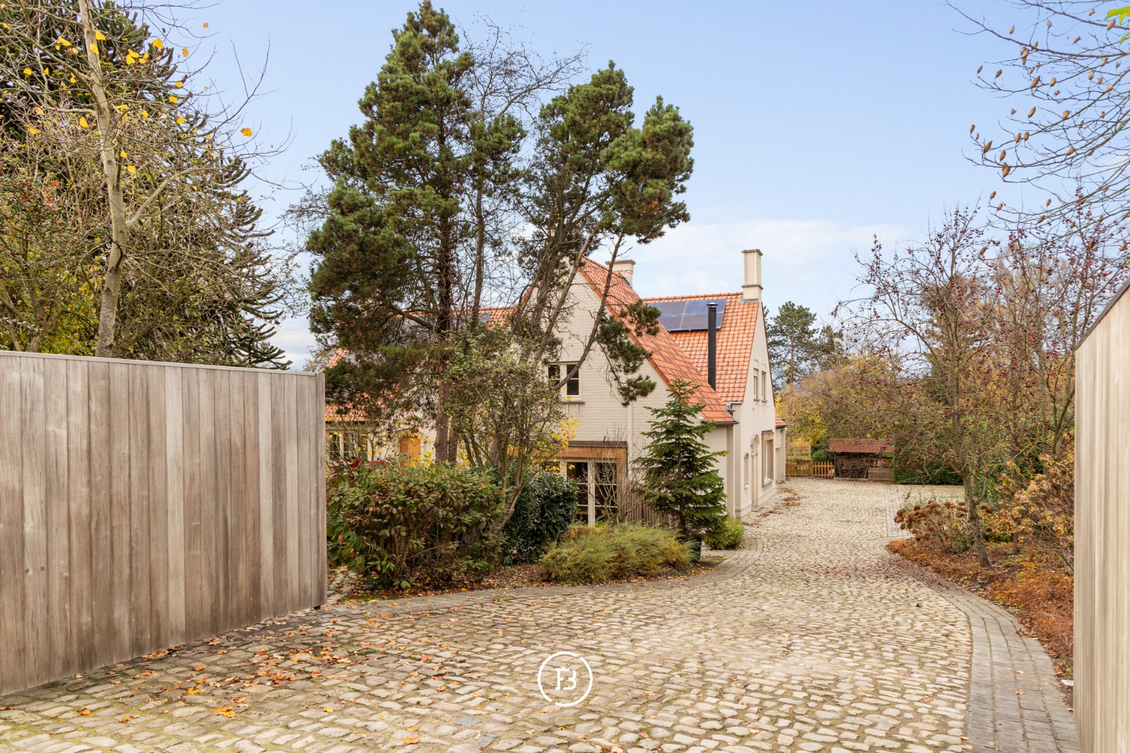 Prestigious villa with park garden - photo 2