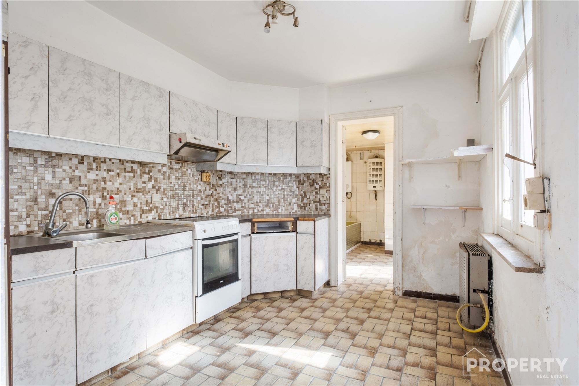 Te renoveren woning met 3 slaapkamers te Izegem! - foto 4