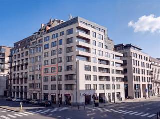 <p>Dit gerenoveerde (2025), gemeubelde en instapklare appartement bevindt zich op de derde verdieping van residentie Jacqmain (bouwjaar 2006), centraal gelegen aan de Emile Jacqmainlaan in het hart van Brussel. Dankzij de uitstekende ligging bevinden de Nieuwstraat, metrostation Rogier, het Manhattan Center en de Grote Markt zich op wandelafstand. Met een bewoonbare oppervlakte van 81 m² beschikt het appartement over een lichtrijke leefruimte met een volledig ingerichte open keuken, twee volwaardige slaapkamers (10 en 18 m²) en een moderne badkamer met douche, wastafel en toilet. De recente renovatie en verzorgde afwerking zorgen voor hedendaags wooncomfort, terwijl de aanwezige inrichting een onmiddellijke ingebruikname mogelijk maakt. De eigendom geniet bovendien van een vlotte bereikbaarheid dankzij de nabijheid van de Brusselse Ring en de autosnelwegen E40 en E19. Een ondergrondse parkeerplaats kan afzonderlijk worden aangekocht. Kelder nr. 7 is inbegrepen in de verkoopprijs. Met een EPC-score D en een bestaande verhuur vormt dit appartement een interessante opportuniteit voor investeerders die op zoek zijn naar een eigendom met onmiddellijk rendement, maar ook voor wie een centraal gelegen woonst in Brussel zoekt. Voor meer informatie of een (eerste) bezoek contacteer frederik@immo-time.be!</p>