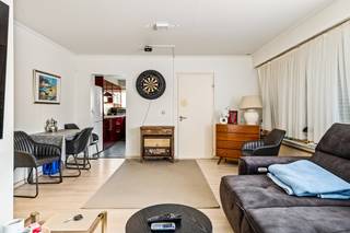 Op een toplocatie in het hart van Mechelen bevindt zich dit 1 slaapkamer appartement met bovengrondse staanplaats. Het appartementsgebouw bevindt zich nabij het nieuwe Tinelpark, de bibliotheek Het Predikheren en het Museum Kazerne Dossin. Het bruisende centrum van Mechelen met zijn cultuuraanbod, stadsbioscoop, horeca en scholen liggen op wandelafstand. Tevens geniet u van een uitstekende bereikbaarheid vlakbij belangrijke invalswegen zoals de E19, wat de ligging extra aantrekkelijk maakt. <br /><br />Het appartement bevindt zich op het gelijkvloers. We betreden het appartement via de inkomhal met vestiairekast. De leefruimte geniet van veel lichtinval door de grote raampartijen. Deze kan u inrichten met een gezellige zithoek en een aparte eetplaats. Aansluitend vindt u de keuken, voorzien van de voornaamste toestellen. Verder beschikt u over een slaapkamer en de badkamer, uitgerust met een ligbad, lavabo en toilet. De aansluitingen voor uw wasmachine en droogkast zijn tevens aanwezig. Verder geniet u hier nog van een aparte kelderberging en een gemeenschappelijke tuin waar u steeds in alle rust kan genieten van het mooie weer. De bovengrondse staanplaats is verplicht bij aan te kopen aan €20.000.<br /><br />Dit is een uitstekende opportuniteit indien u op zoek bent naar een 1 slaapkamer appartement met staanplaats op een centrale ligging in Mechelen. Contacteer ons vrijblijvend via 0480 66 14 77 of bezoek www.boonstravastgoed.be voor meer informatie.<br /><br />Bijzonderheden:<br />- 1 Slaapkamer<br />- Bovengrondse staanplaats<br />- Centrale ligging in hartje Mechelen