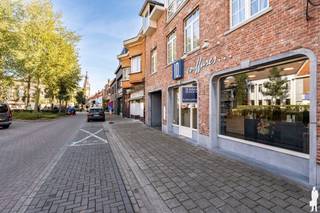 Welkom bij deze uitzonderlijke commerciële kans in het bruisende Hoogstraten! <br /><br />Gelegen op de drukbezochte Heilig Bloedlaan 269 is deze individuele winkel met een bewoonbare oppervlakte van maar liefst 241 m².<br />Stap binnen en ontdek de vele mogelijkheden die deze ruime en lichte winkelruimte biedt. <br /><br />Dankzij de flexibele indeling leent het pand zich perfect voor diverse handelsactiviteiten: van stijlvolle boetiek tot gespecialiseerde winkel of inspirerend showroomconcept. Het grote etalageraam zorgt voor maximale zichtbaarheid, waardoor uw zaak niet onopgemerkt zal blijven bij voorbijgangers en lokale shoppers. <br />De winkel is praktisch ingericht en combineert modern comfort met een uitnodigende sfeer waarin klanten zich welkom voelen. Achterin zijn er voldoende mogelijkheden voorzien voor stock, administratie of een rustig kantoor. <br /><br />Het pand is uitstekend onderhouden en klaar voor onmiddellijke uitbating. De topligging in Hoogstraten zorgt voor een vlotte bereikbaarheid te voet, met de fiets of het openbaar vervoer, en er is parkeergelegenheid in de nabije omgeving. Uw nieuwe winkel bevindt zich in een levendige buurt met een sterke aantrekkingskracht op bezoekers uit de regio. <br />Voor € 679.000 investeert u in een uniek stukje vastgoed in een van de meest gewilde steden van België.<br /><br />TROEVEN:<br /><br />- 3 inpandige garageboxen<br />- Instapklaar haarsalon<br />- 3 parkeerplaatsen op eigen terrein <br /><br />Maak nu een afspraak en geef uw ondernemersdroom een boost met deze prachtige commerciële ruimte!